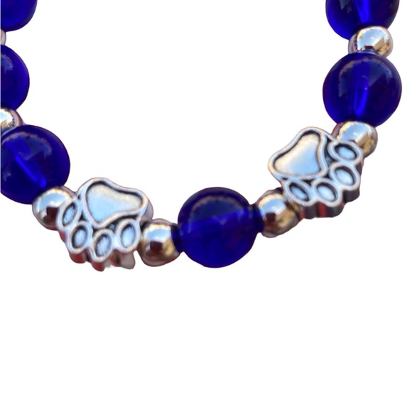 Bead bracelet with Paw Print blue translucent bead Silvertone stretch - Picture 4 of 9